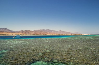 Sharm-El-Sheikh 'deki kızıl deniz manzarası. Kızıl Deniz 'deki yat.