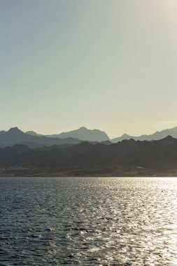 Mısır dağları kızıl denizden görünüyor. Gün batımında dağların manzarası