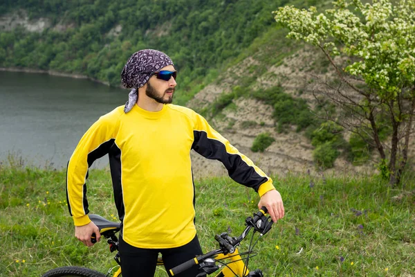 Ein Radfahrer Sitzt Auf Einem Fahrrad Und Blickt Die Ferne — Stockfoto