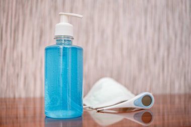 Masada antiseptik, tıbbi yüz maskesi ve elektronik termometre var. Grip virüsünün önlenmesi için el yıkama jeli