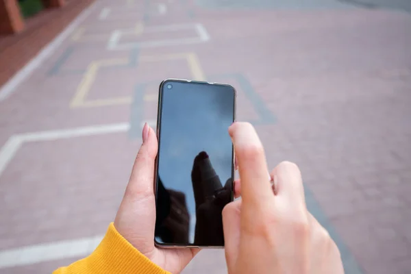 Ein Junges Mädchen Gelben Pullover Desinfiziert Ihr Handy Mit Einem — Stockfoto