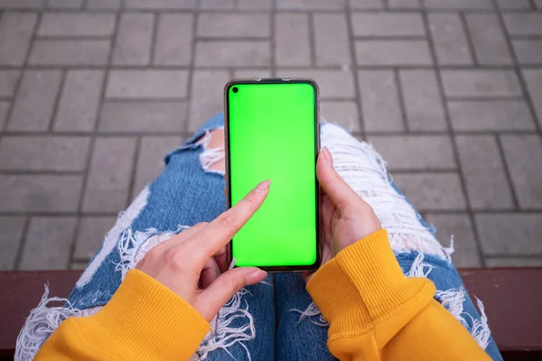 Junges Mädchen Gelben Pullover Hält Ein Handy Mit Grünem Bildschirm — Stockfoto