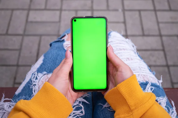 Tânăra Fată Într Pulover Galben Deține Telefon Ecran Verde Genunchi — Fotografie, imagine de stoc