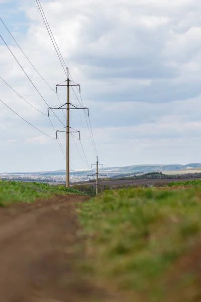 Alandaki yüksek voltajlı elektrik hatları