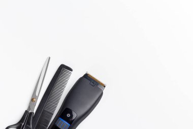 Saç makası, makas ve tarak beyaz arkaplanda
