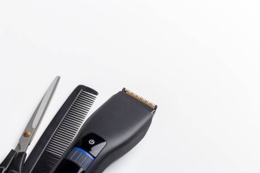 Saç makası, makas ve tarak beyaz arkaplanda