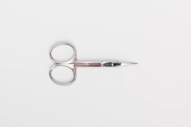 Beyaz bir arka planda manikür makası