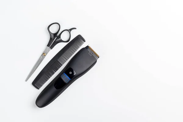 Haarschneidemaschine Schere Und Kamm Auf Weißem Hintergrund — Stockfoto