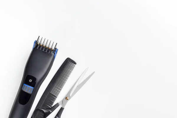 Saç makası, makas ve tarak beyaz arkaplanda