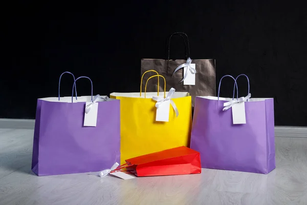 Alışveriş için çok renkli kese kağıtları.
