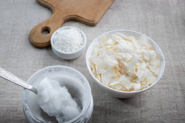 Bir kase hindistan cevizi gevreği ve hindistan cevizi yağı. Süperyiyecekler.