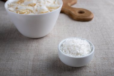 Hindistan cevizi cipsleri ve bez bir masa örtüsünün üzerindeki bir kasede talaş.