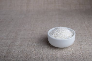 Masadaki kasede hindistan cevizi taneleri