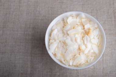 Masadaki kasede hindistan cevizi cipsi var. Üst görünüm.