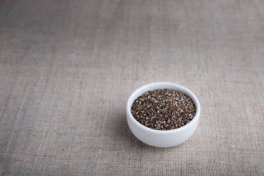 Masanın üzerinde bir kasede fasulye
