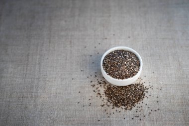 Masanın üzerinde bir kasede fasulye