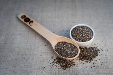 Kavanozdaki fasulye ve masadaki tahta kaşık.