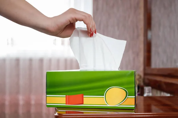 Female Hand Pulls Napkin Out Box — Stock Photo, Image