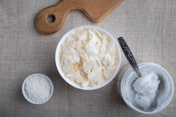 Bir kase hindistan cevizi gevreği ve hindistan cevizi yağı. Süper yiyecekler. Üst görünüm.