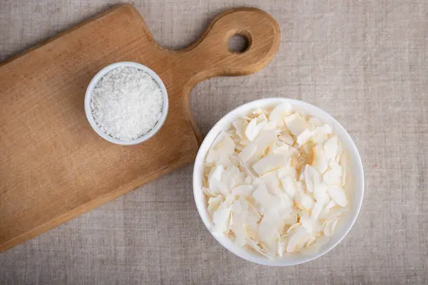 Patatine Cocco Trucioli Una Ciotola Una Tovaglia Stoffa Tagliere Vista — Foto Stock