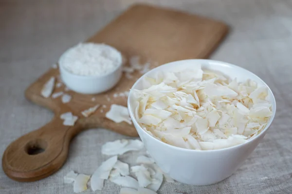 Patatine Trucioli Cocco Una Ciotola Una Tovaglia Stoffa Tagliere — Foto Stock