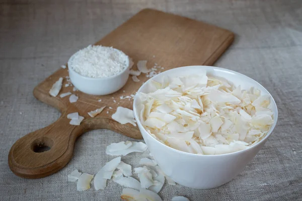 Patatine Trucioli Cocco Una Ciotola Una Tovaglia Stoffa Tagliere — Foto Stock