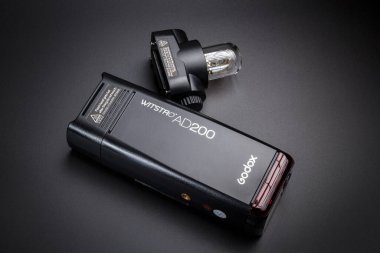 Kamyanets-Podilskyi, Ukrayna - 22 Mayıs 2020: Godox AD200 Stüdyo flaşı ve siyah arka plandaki dağınık ışık için çıkarılabilir kafa