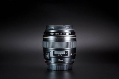 Kamyanets-Podilskyi, Ukrayna - 22 Mayıs 2020: Canon EF-85mm F / 1.8 USM mercek üzerinde siyah kara zemin.