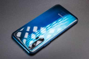 Kamyanets-Podilskyi, Ukrayna - 22 Mayıs 2020: Siyah arkaplanda Honor 20 Pro 8 / 256GB Hayalet Mavi cep telefonu.