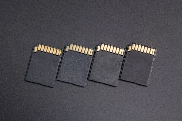 Siyah arkaplanda SDXC hafıza kartları