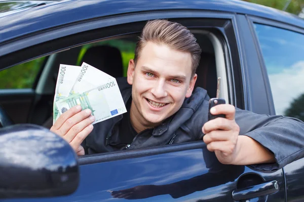 Een nieuwe auto rijden — Stockfoto