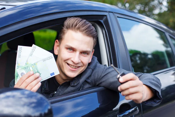 Conducir un coche nuevo — Foto de Stock