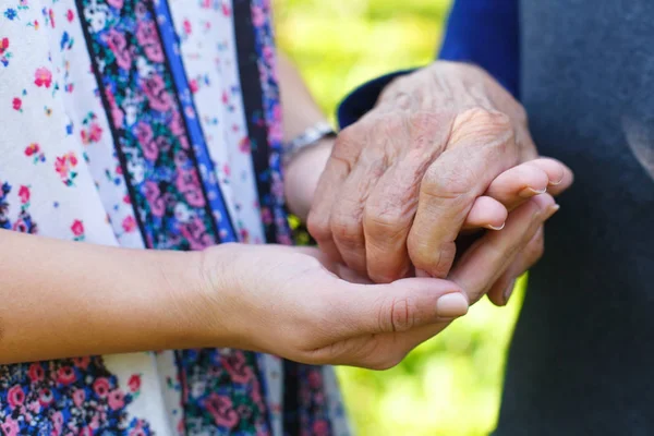 Nahaufnahme Einer Seniorin Die Die Hände Ihrer Enkelin Hält — Stockfoto