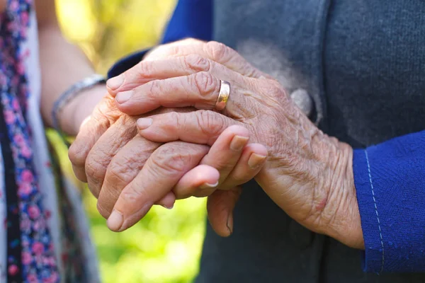 Крупный План Пожилой Женщины Держащей Внучку Руки — стоковое фото
