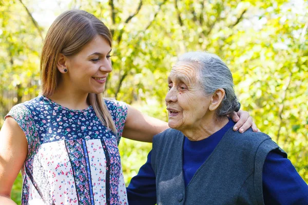 Im Gespräch mit der Oma — Stockfoto