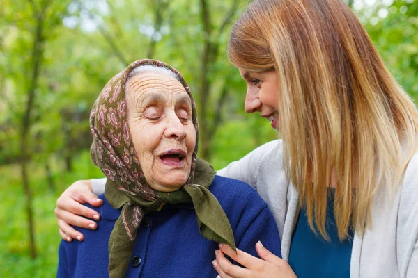 Pasar tiempo con la abuela — Foto de Stock