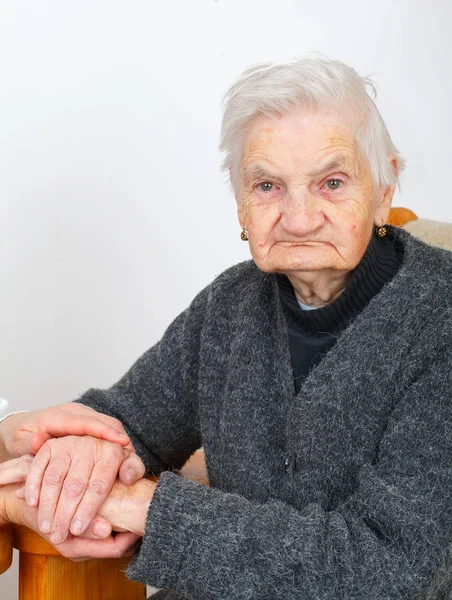 Старшая женщина к врачу — стоковое фото