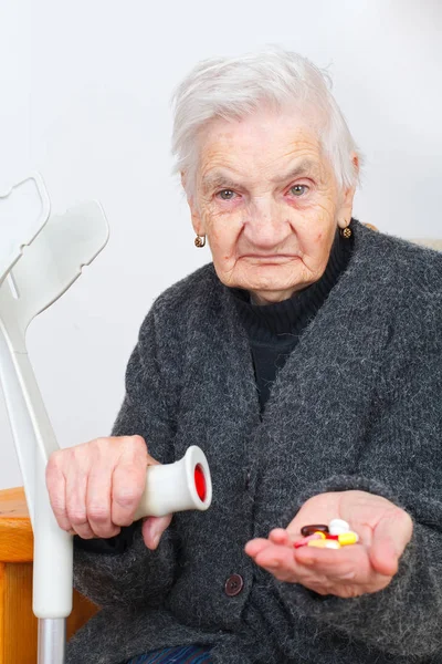 Starsza kobieta w domu — Zdjęcie stockowe