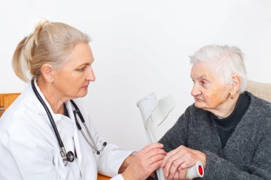 Engelli yaşlı kadın