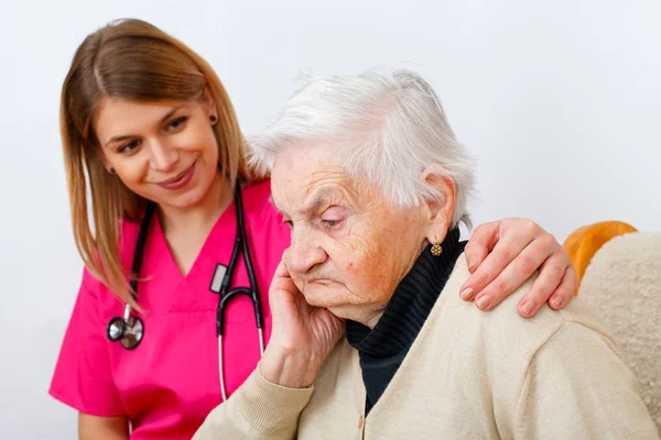 Oudere vrouw met een handicap — Stockfoto