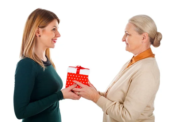 De gift van Kerstmis voor een prachtige moeder — Stockfoto