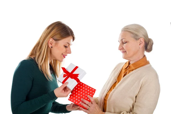 De gift van Kerstmis voor een prachtige moeder — Stockfoto