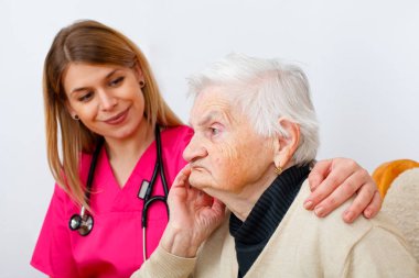 Engelli yaşlı kadın