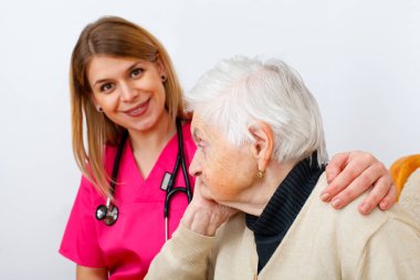 Engelli yaşlı kadın