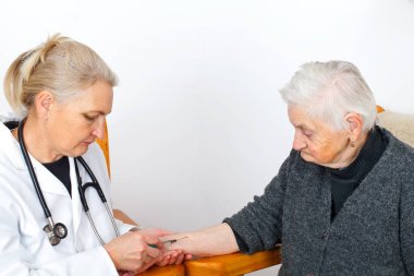 Yaşlı kadın terapisi 