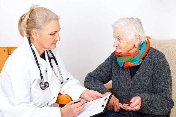 Äldre kvinna på terapi — Stockfoto