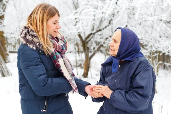 Pflege der Oma — Stockfoto