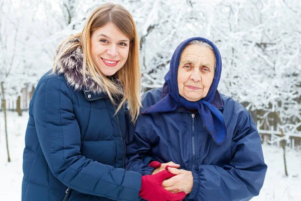 Caminar con la abuela — Foto de Stock