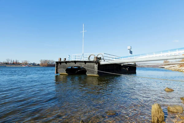 Anlegen am Fluss im Wintersonnenlicht — Stockfoto