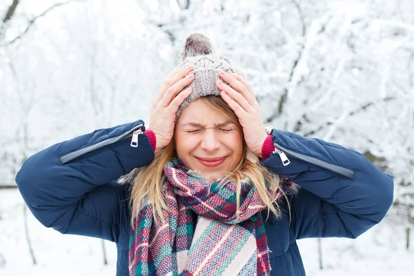 Dor de cabeça no inverno — Fotografia de Stock
